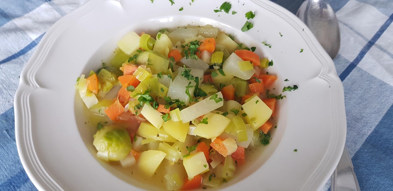 Omas traditionelle Gemüsesuppe