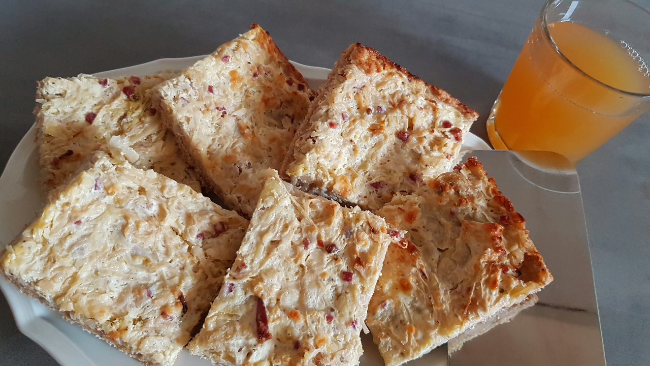Sauerkrautquiche mit Äpfeln vom Blech