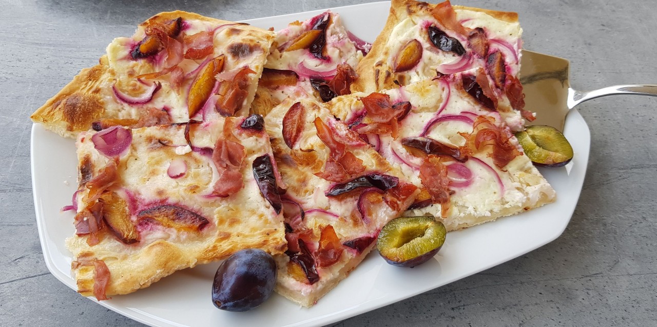 Flammkuchen mit Zwetschgen