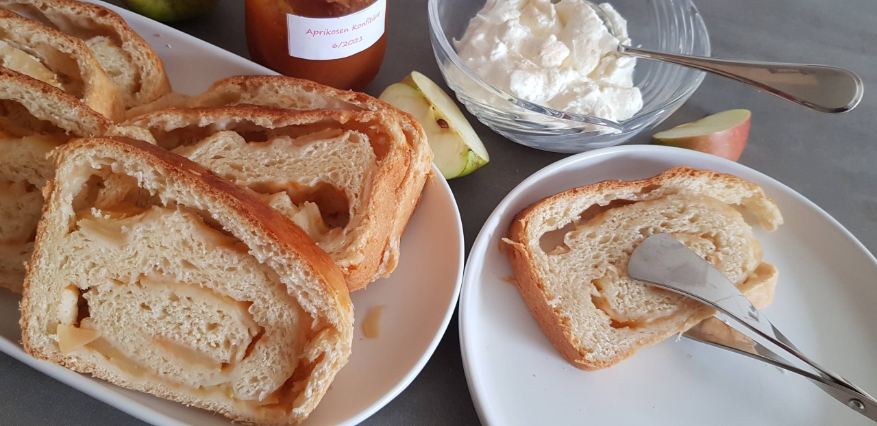 Apfelkuchen mit Konfitüre