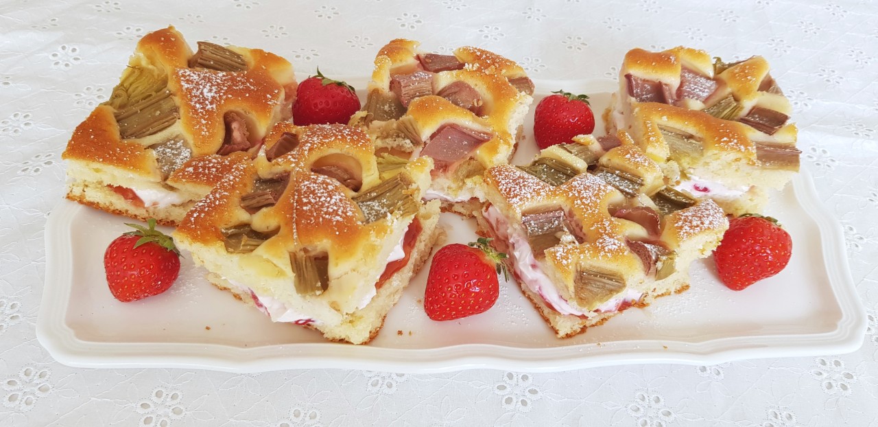 Rhabarberkuchen mit Erdbeercreme