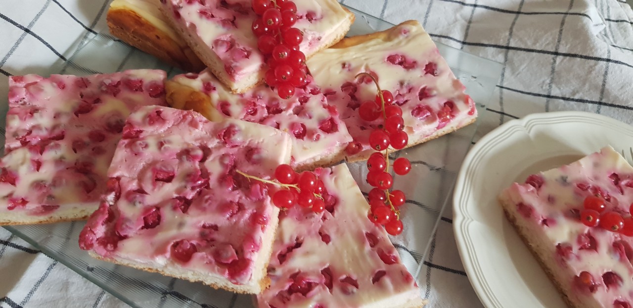Johannisbeerquark auf Hefeteig