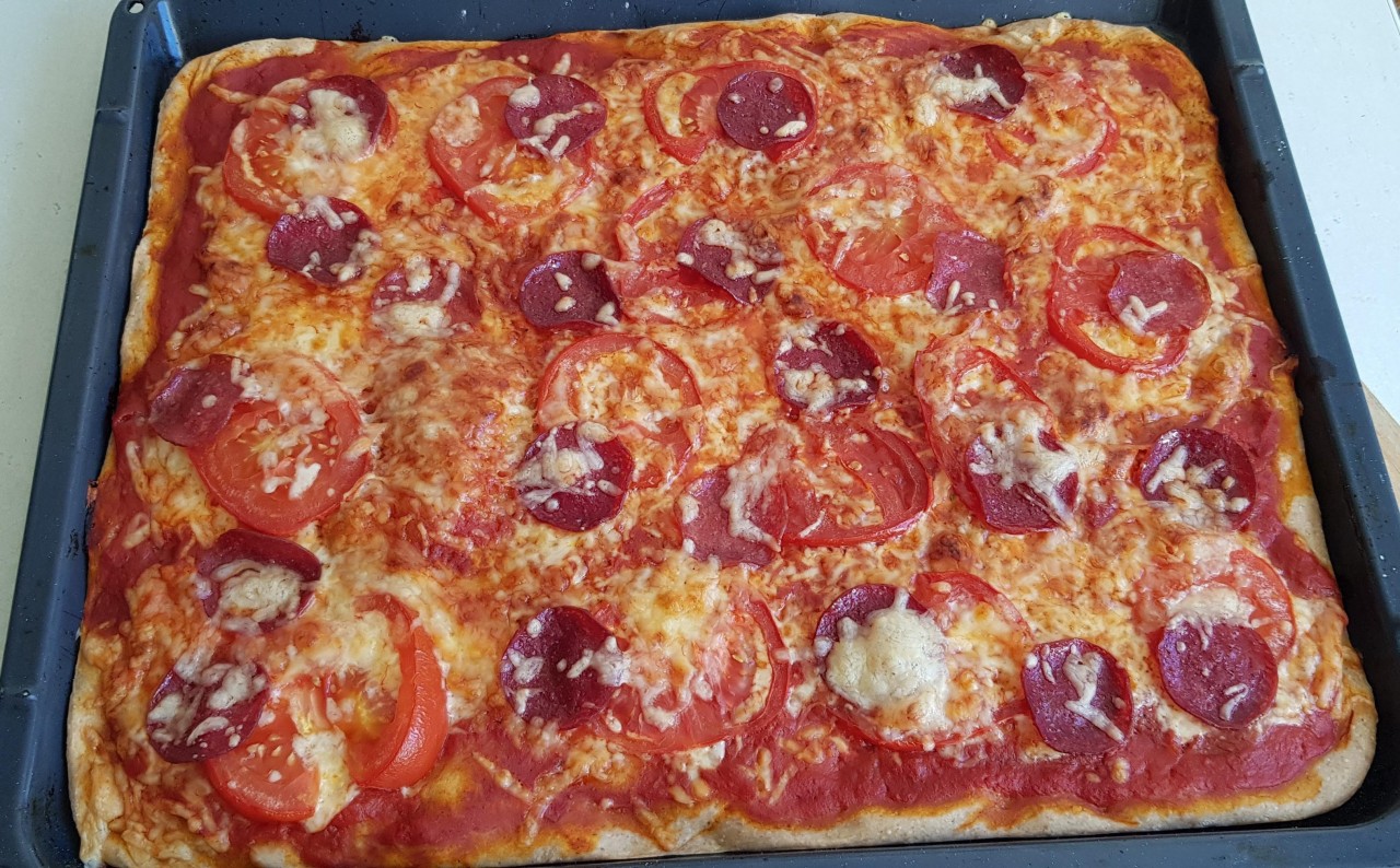 Pizza Salami Tomate und veggie mit Zwiebeln