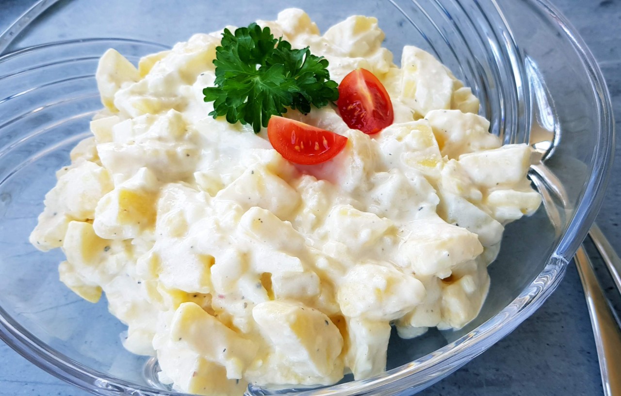 Leichter Kartoffelsalat mit saurer Sahne