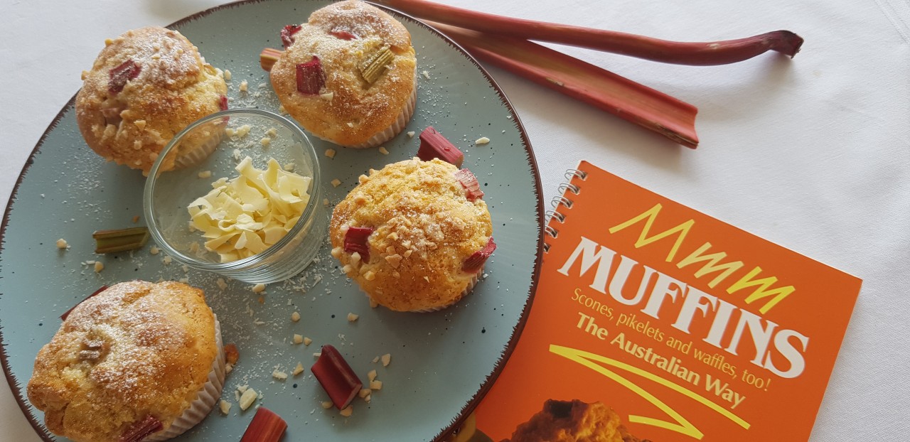 Rhabarbermuffins mit weißer Schokolade