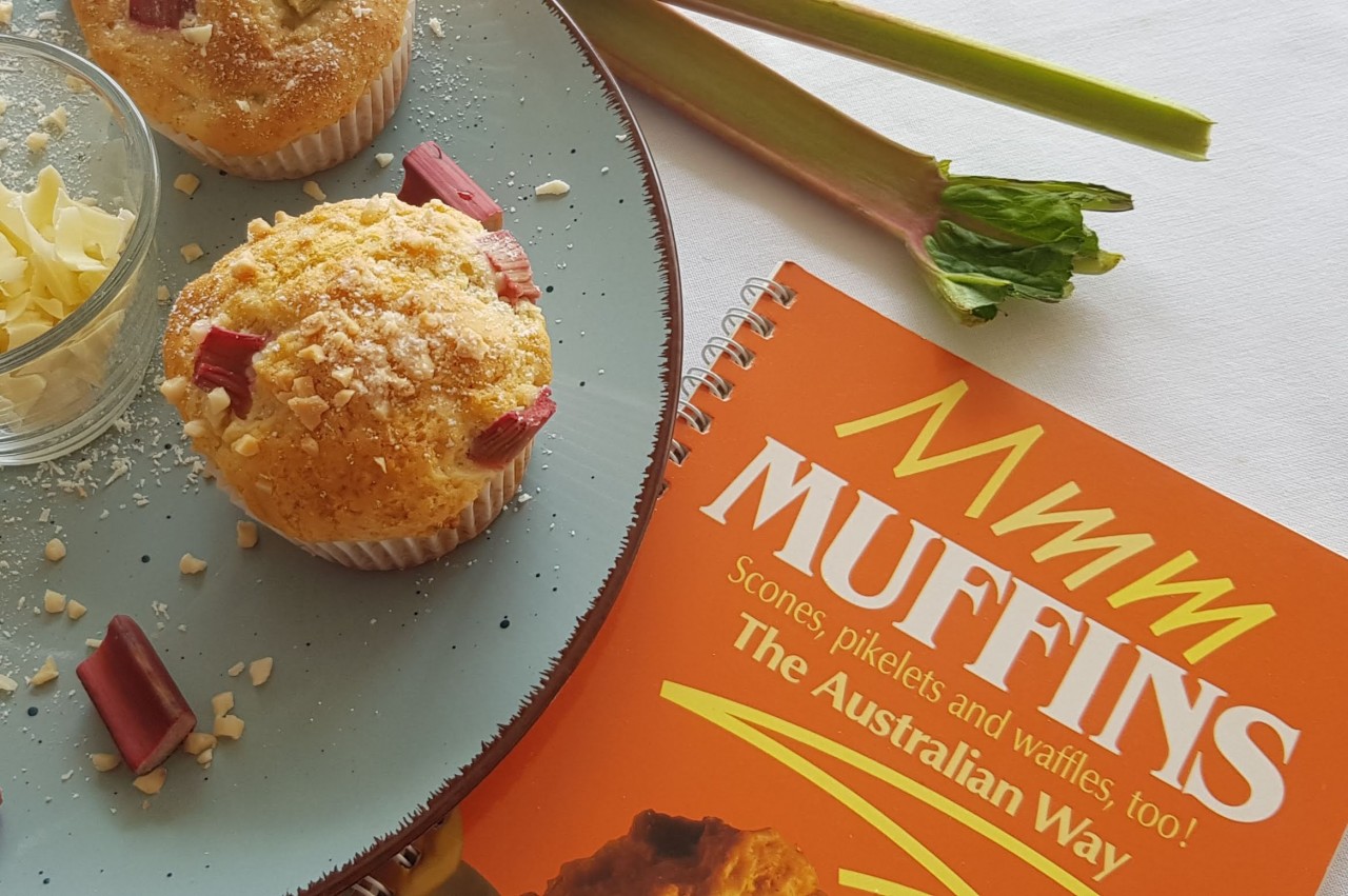 Rhabarbermuffins mit weißer Schokolade